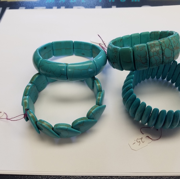 New Turquoise Dyed Howalite stretch Bracelet - Picture 4 of 8